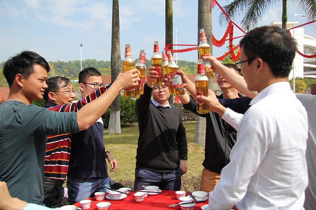 歡聚一堂，把酒言歡